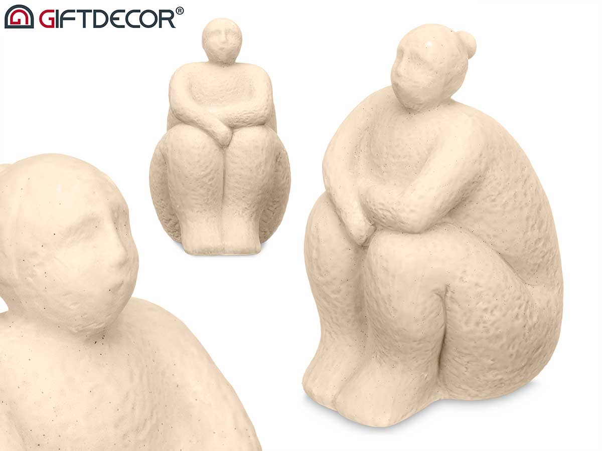 Figura donna seduta beige
