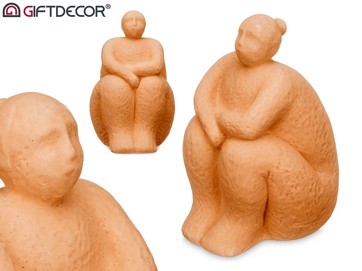 Figura donna seduta mattone